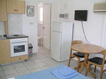 Renos Hotel Apts Polis Exteriör bild