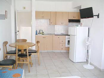 Renos Hotel Apts Polis Exteriör bild