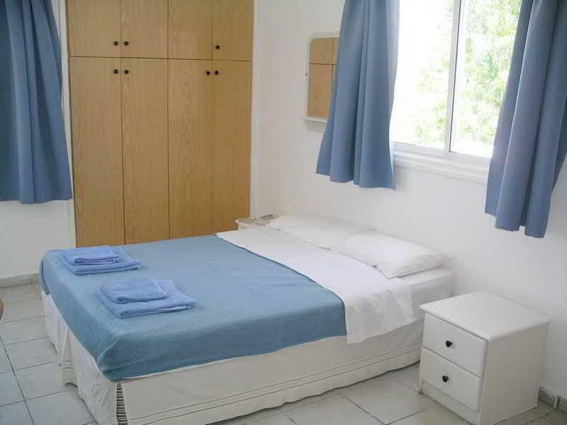 Renos Hotel Apts Polis Exteriör bild